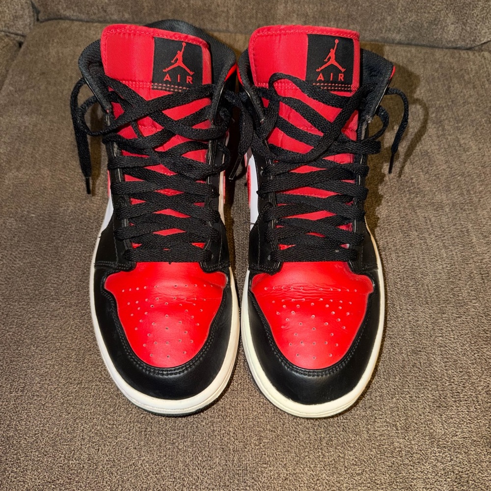 Nike Air Jordan 1 Mid - Black & Red